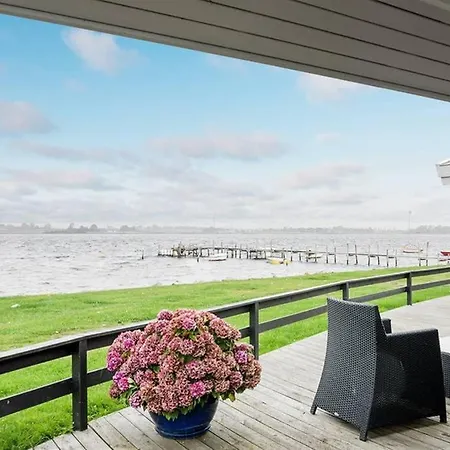 Ferienhaus Eksklusiv Beliggende I Vandkanten *